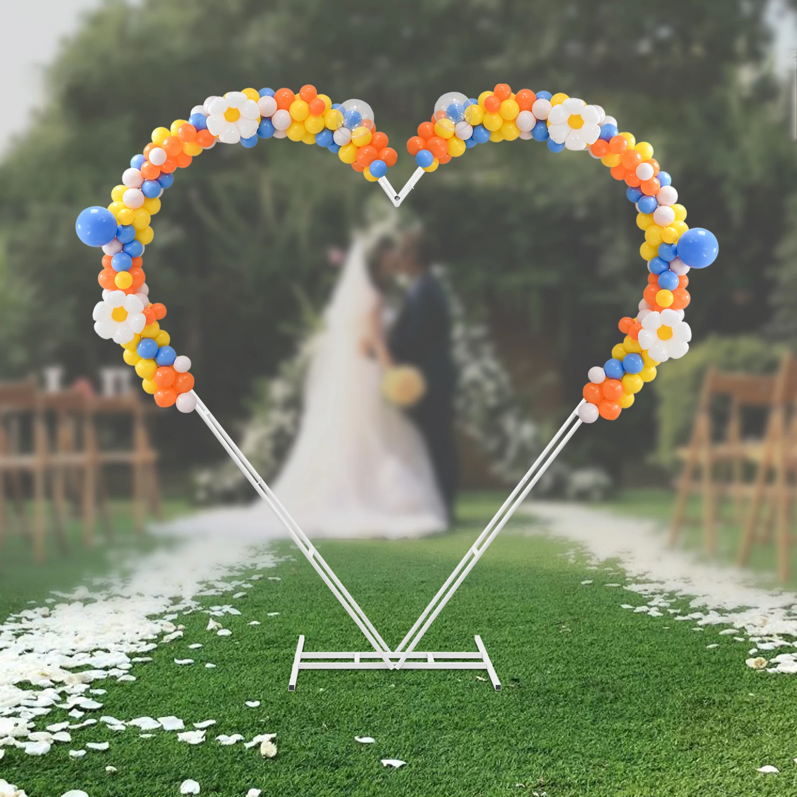 Decorazione Della Festa Di Evento Di Nozze Del Ferro Dello Sfondo Dell'arco Del Metallo Di Nozze Di Forma Del Cuore Bianco-image