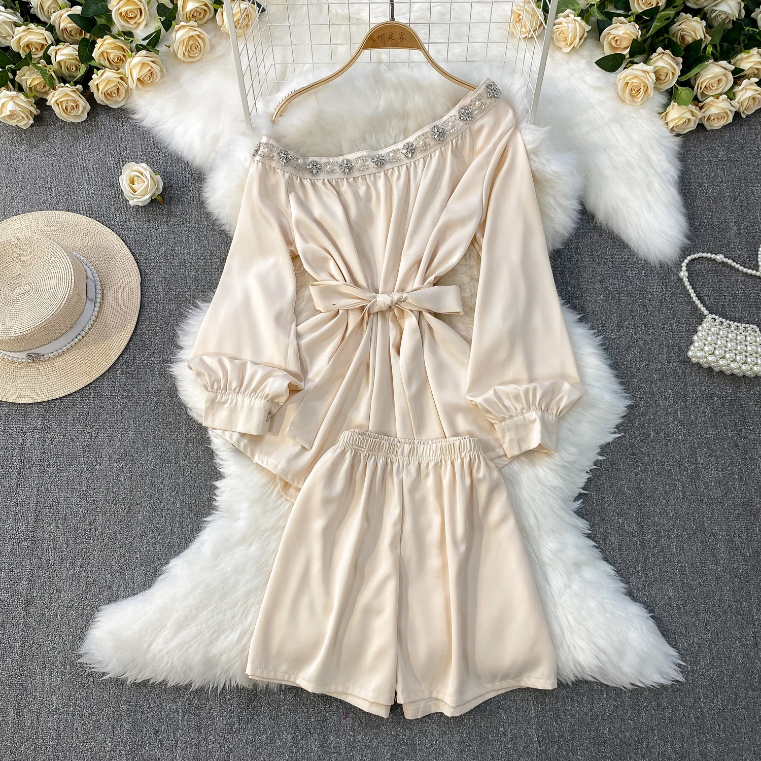 

Женский атласный шелковистый костюм с бисером и бриллиантами, комплект с поясом и лентами, топы, рубашки, блузка с эластичной резинкой на талии, короткий элегантный роскошный наряд