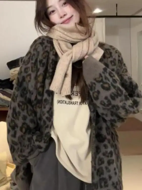 レトロアメリカンヒョウ柄ニットウェアコート女性のルーズスレ秋冬新着 V ネックロング Sve 暖かいカジュアルトップ