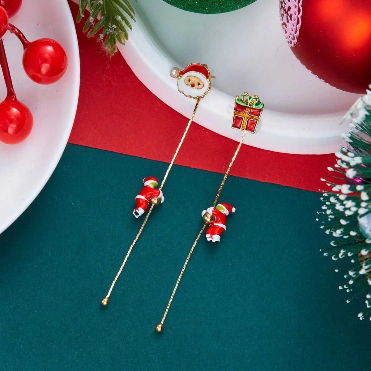 Weihnachts-Kletter-Set: Weihnachtsmann-Mütze, Handschuhe, Quasten-Ohrringe für Damen, asymmetrische Weihnachtsbaum- und Schneemann-Ohrringe, Schmuck. – Detail 30