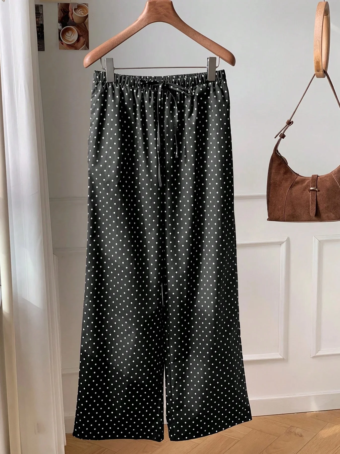 Sommerliche neue, weit geschnittene, figurbetonte, gerade geschnittene Hose mit fließendem Fall, dünnem Stoff, Polka-Dot-Print und elastischem Bund im Casual-Stil. – Detail 6