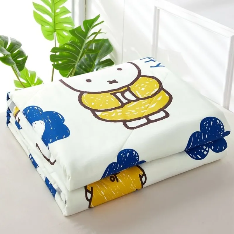 Miffy Rabbit Sommer-Kühldecke Hochwertiger Cartoon-Animationsdruck Heim-Sommerdecke Weiche Maschinenwaschbare Klimaanlagen-Decke – Detail 3