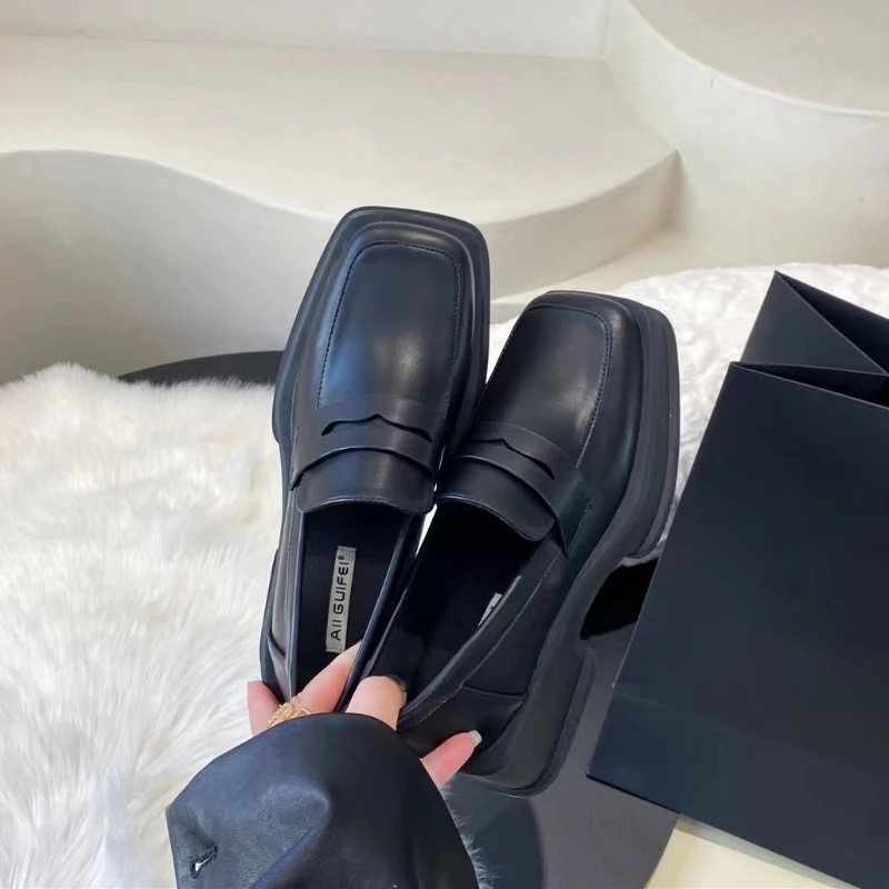 حذاء بدون كعب نسائي بنعل سميك بمقدمة مربعة لربيع وخريف 2025 مصنوع من الجلد اللامع على الطراز الياباني سهل الارتداء على الأحذية على الموضة #6