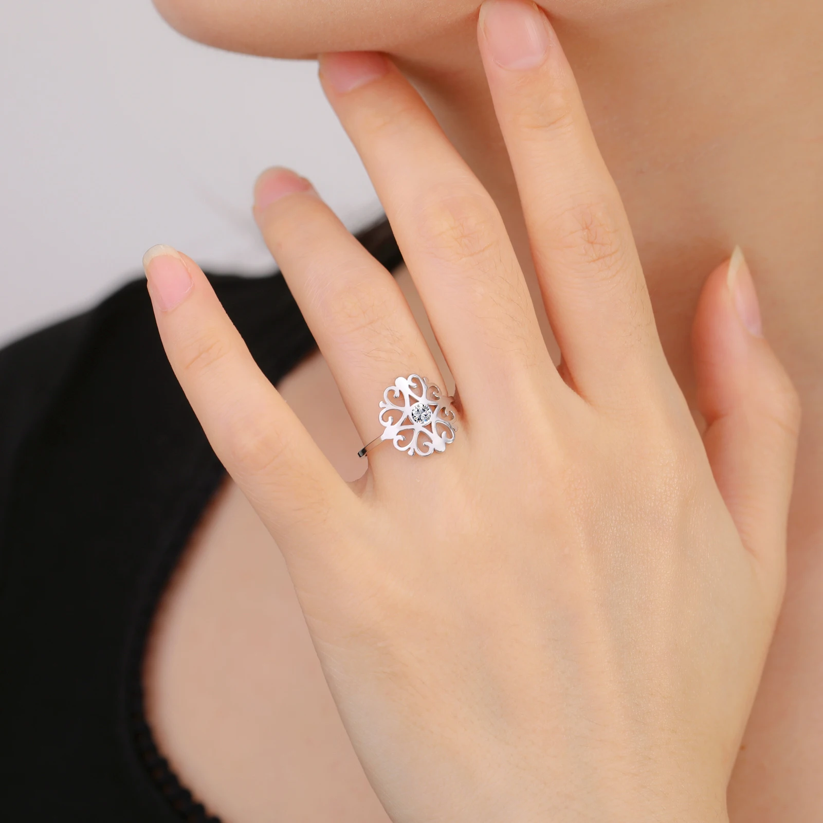 Flower‑Shape Clear‑Zircon Inlaid Stainless‑Steel Ring for Women, Bohemian‑Style Finger‑Ring, Wedding‑Band Fashion Jewelry, Anniversary‑Ready, Wholesale Available