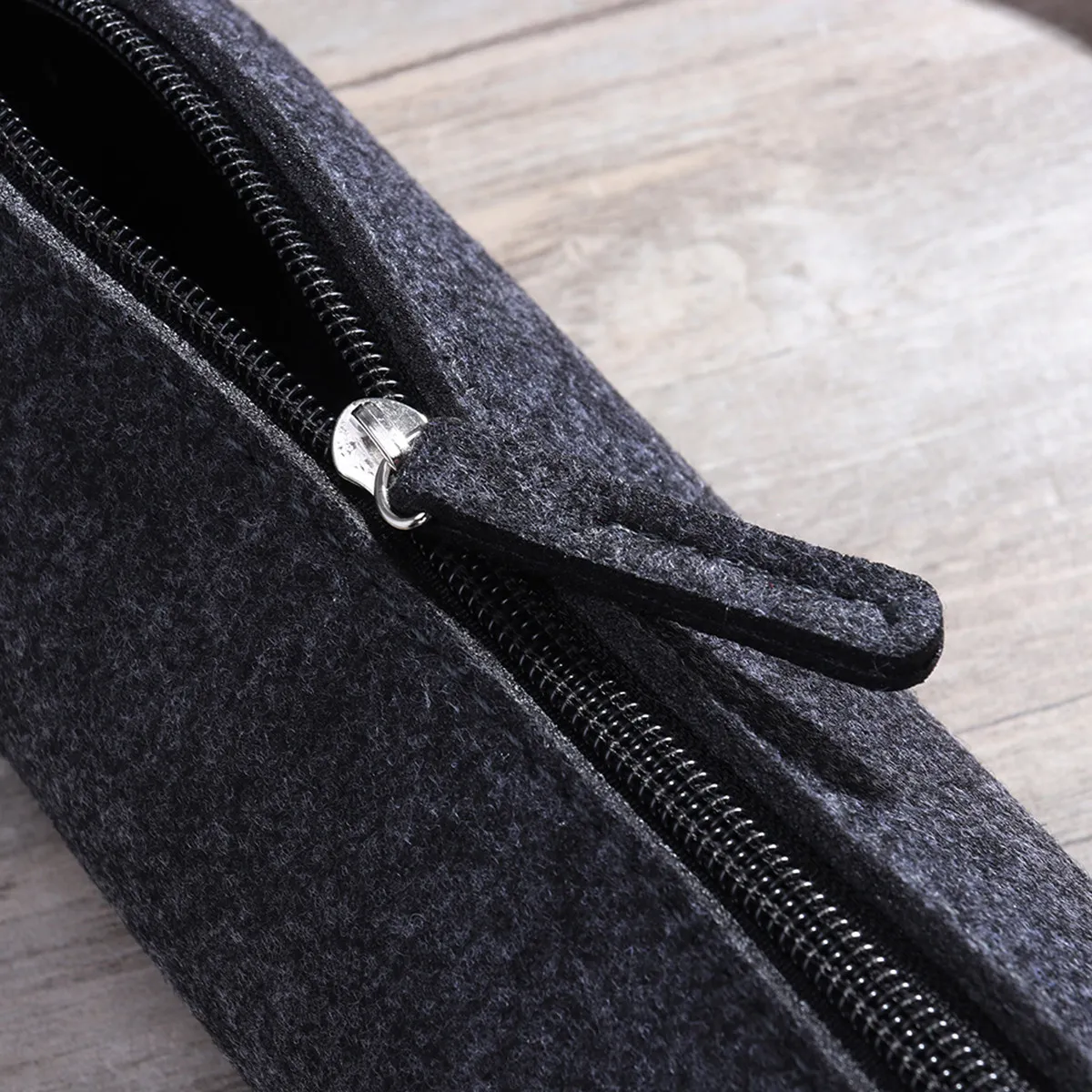 

Набор из 3-х канцелярских сумок: войлочный пенал-органайзер темно-серого цвета, косметичка на молнии, портативный, устойчивый к царапинам