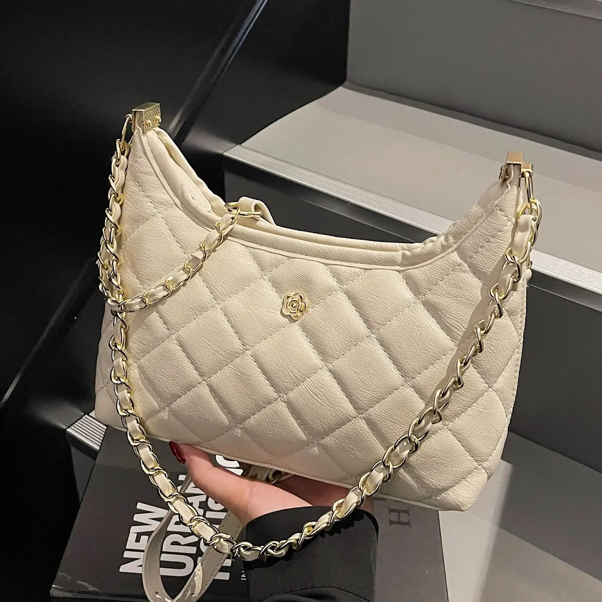 

Высококачественная стеганая женская сумка 2025A, вместительная и модный вид для переноски через плечо/рук