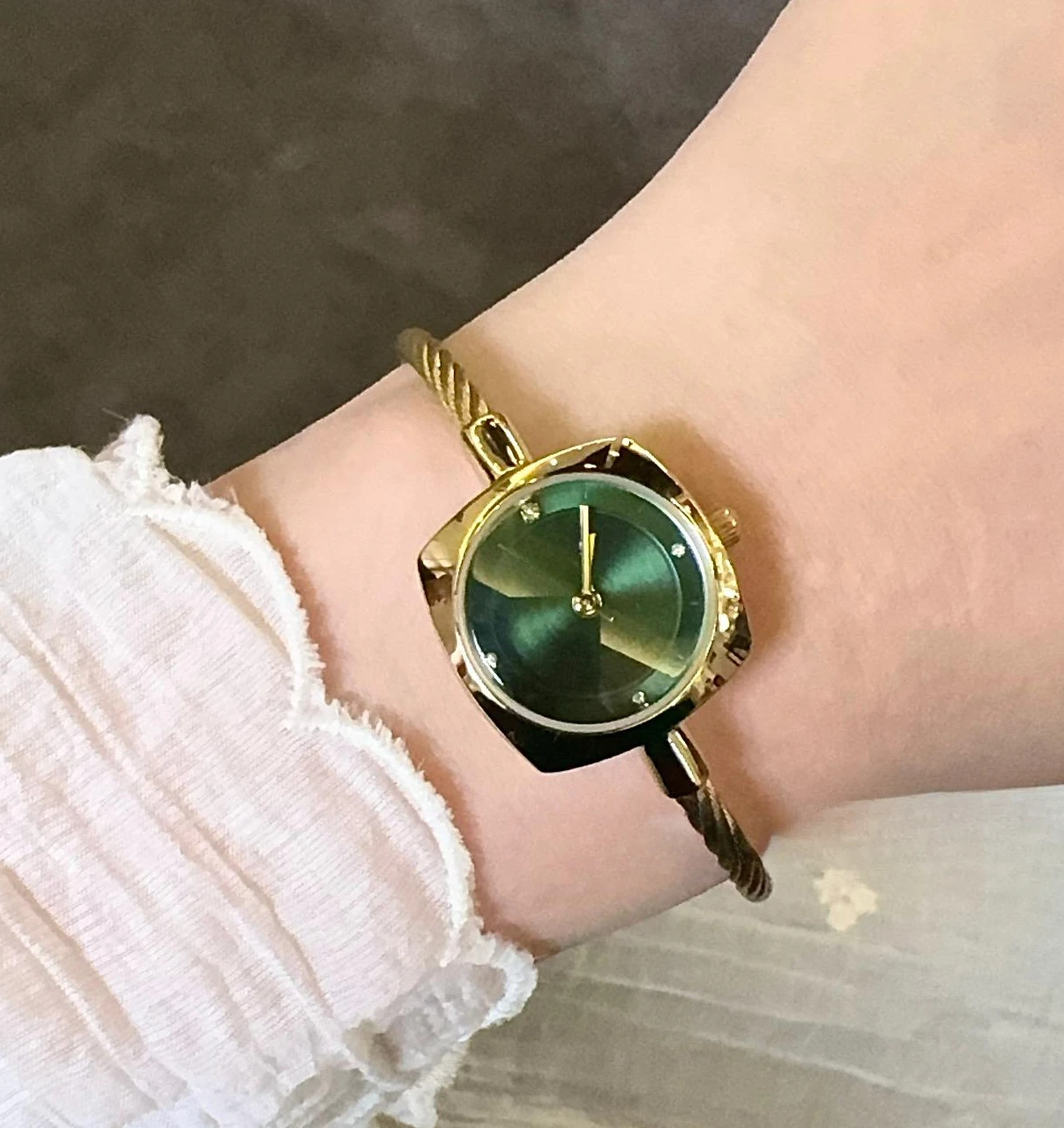 

Bracelet watch high-end Korean women's niche simple and versatile waterproof quartz temperament small dial