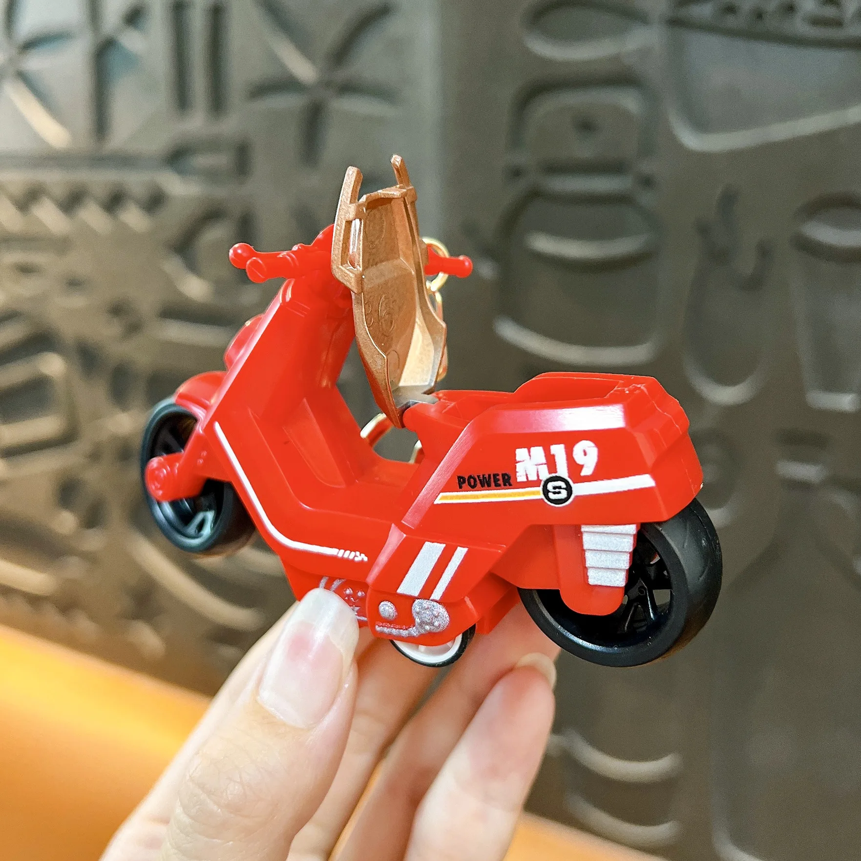 Mini Colorful Scooter Motorcycle Keychain Retro Vehicle Charm Pendant Key Ring Accessory Backpack Keyfob Gift for Riders Friends
