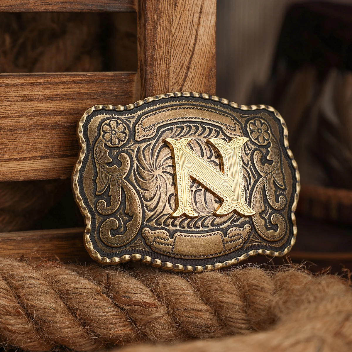 Eine Gürtelschnalle im Western-Stil, aus Metall, mit einer Retro-Gürtelschnalle und einer einzelnen Schnalle mit geprägten Buchstaben. – Detail 12