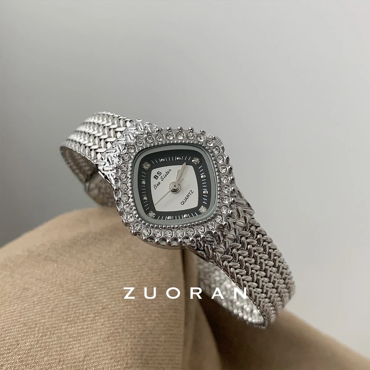 ساعة نسائية أنيقة ومتطورة بتصميم ماسي فضي وأسود. هدية عيد ميلاد مثالية للنساء. #1