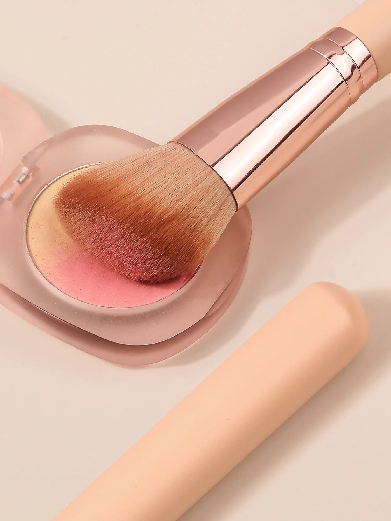 Ein einzelner, multifunktionaler, umweltfreundlicher, geneigter Make-up-Pinsel mit Holzgriff ist ein Beauty-Tool für Anfänger