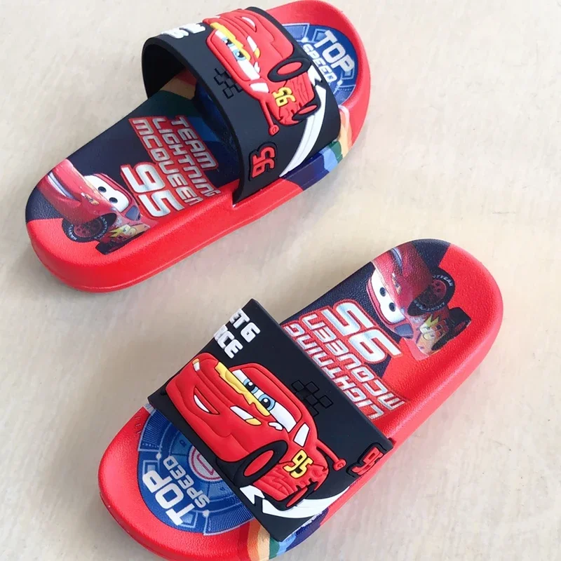 Zapatillas de playa con estampado de dibujos animados Lightning McQueen Cars 95, chanclas para niños y niñas, zapatos bonitos y suaves para interiores 26-35