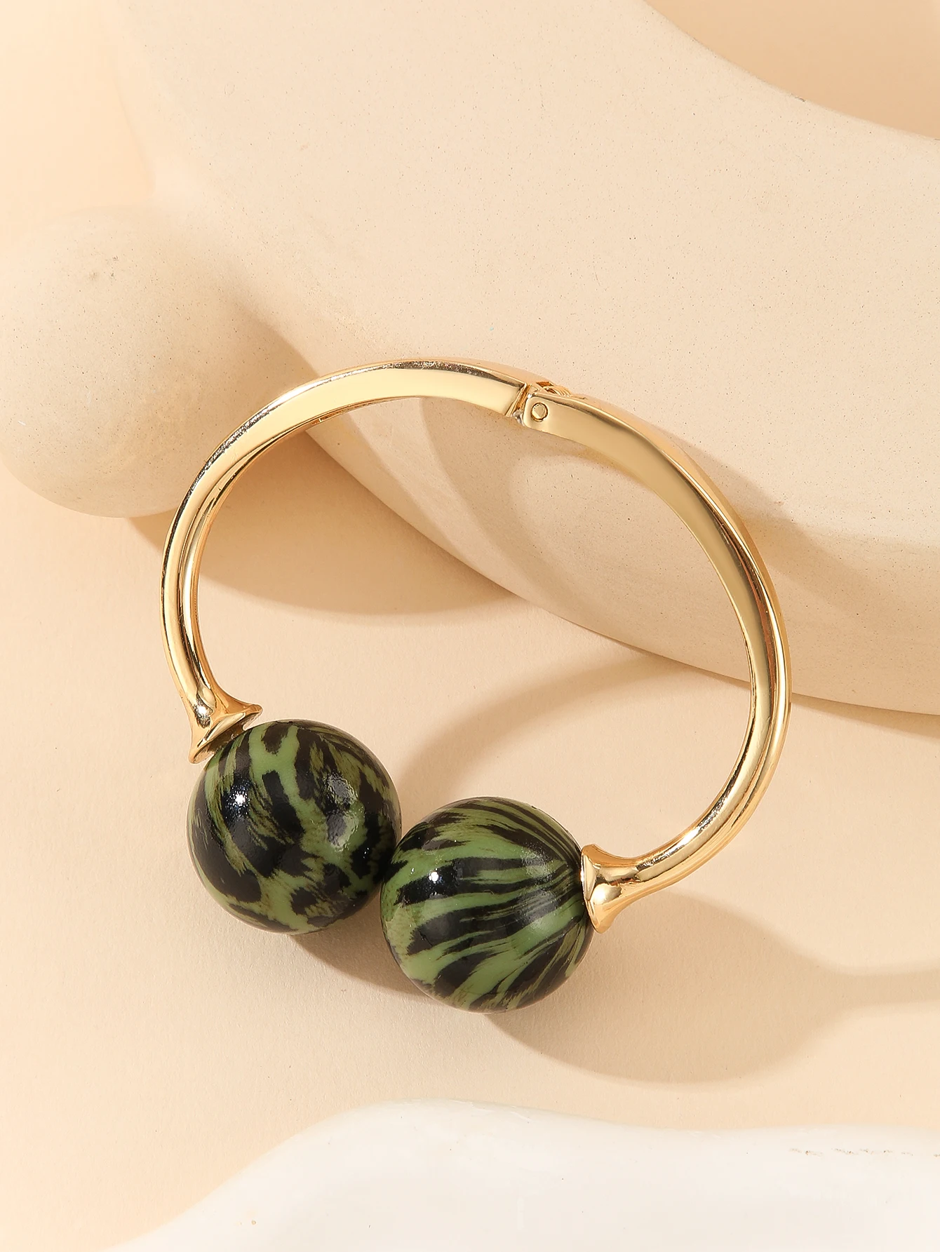 سوار أكريليك مفتوح على شكل دائرة مع خرز على شكل كرة مزدوجة على طراز بوهو متعدد للارتداء اليومي والحفلات قابل للتعديل يناسب العصرية #3