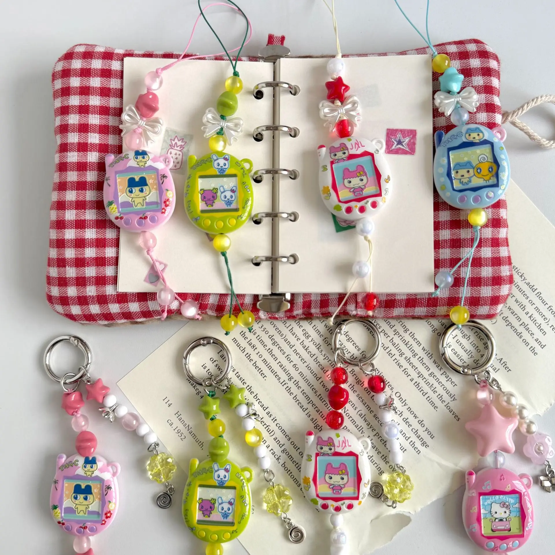 Chaveiro de Miçangas Estilo Japonês Y2K Retrô com Pingente de Celular Tamagotchi Fofo, Bloco de Cores, Presente Doce para Fãs e Meninas