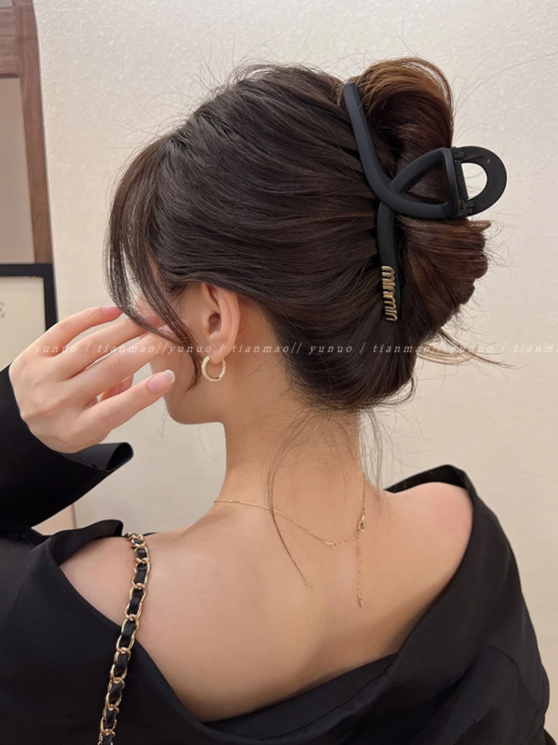 Korean letter black grab clip advanced sense temperament Shark clip 2024 new elegant hair clip female back head large