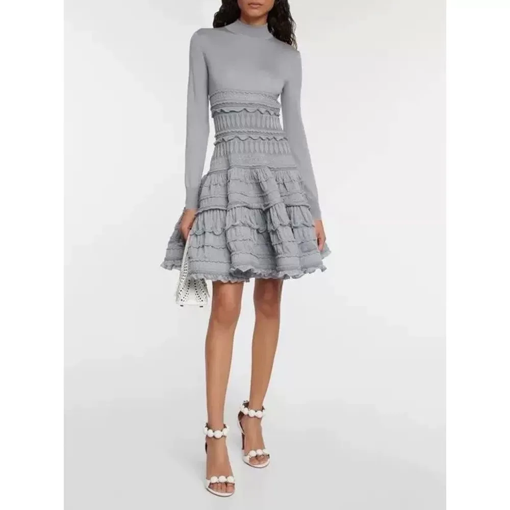 Vestido feminino de malha com gola alta e babados em camadas