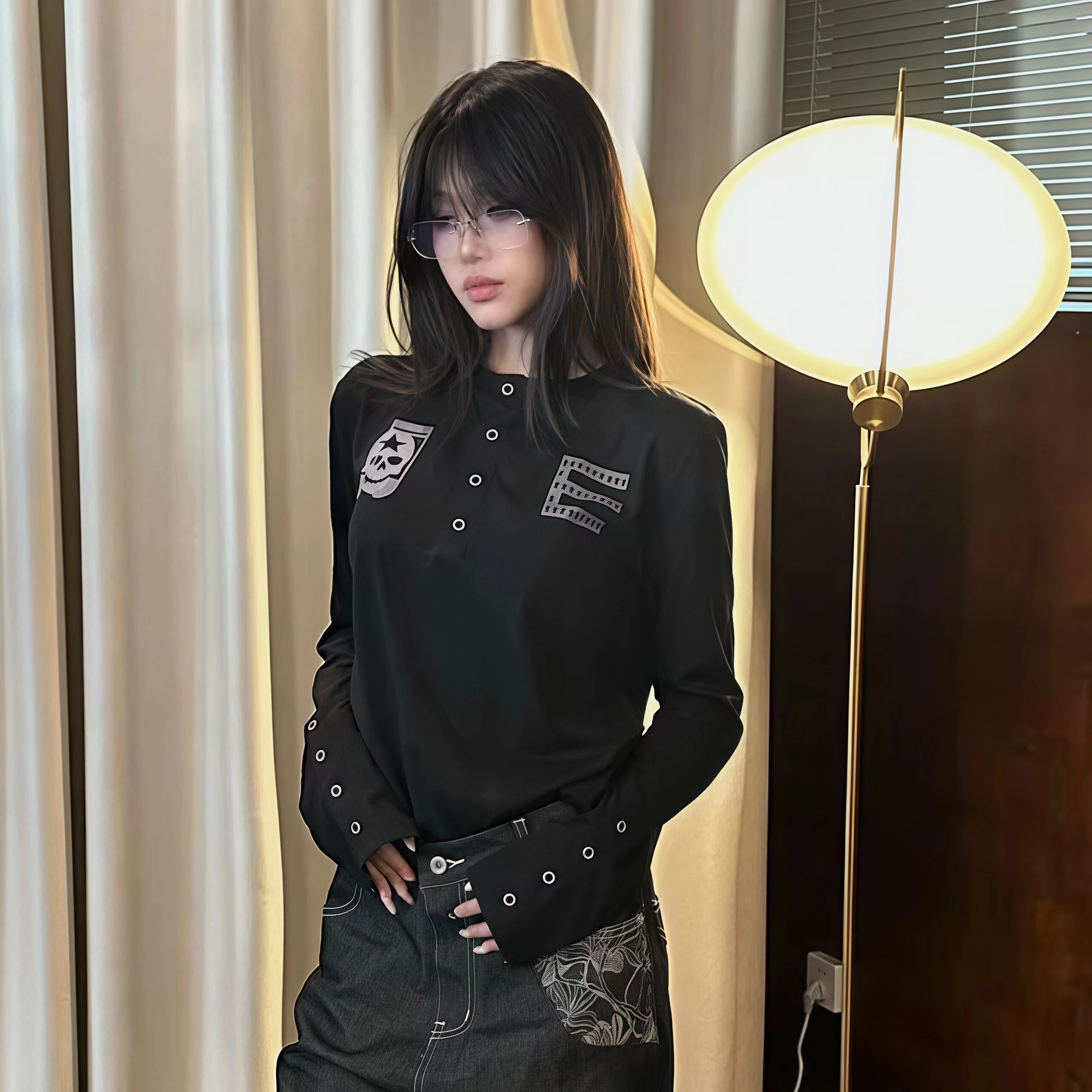 Damen-Oberteil mit Henley-Kragen, Langen Ärmeln, Totenkopf-Abzeichen-Druck, Ösen-Dekor, Geteilter Manschette, Y2K Gothic Slim-Fit Streetwear Bluse – Detail 2