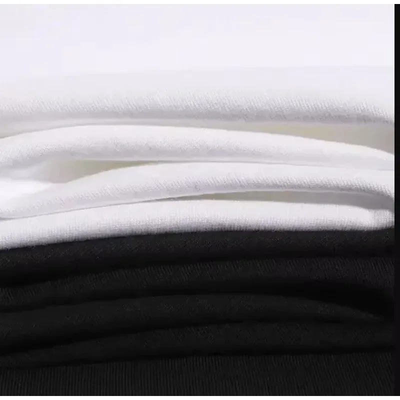 Camiseta de algodão vermelho impressão traseira prata mecha guerreiro segurando lança machado batalha armadura danificada brilhante olhos vermelhos cravado cauda urbana