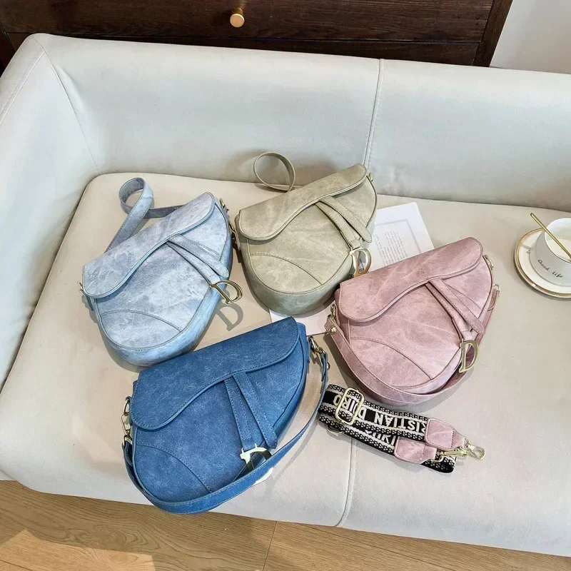 

Women's Textured Saddle Bag Vintage-Inspired Magnetic Closure Chain Shoulder Bag Fashionable Crossbody Handbag Daily Use