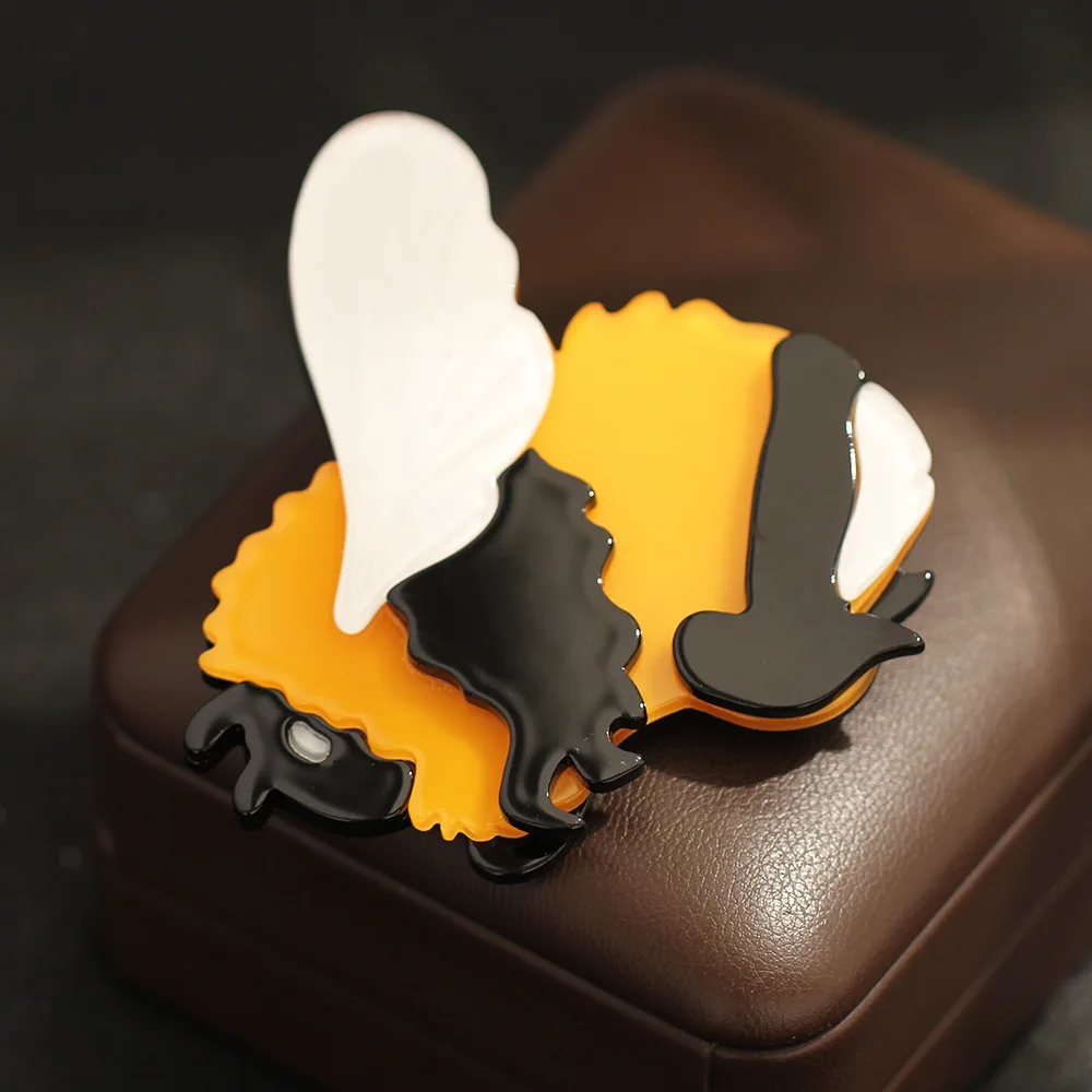 Minimally Squirrel and Big Bee Brooches Cute Metal Resin Suit Bag Versatile Accessories Pins for Men and Women