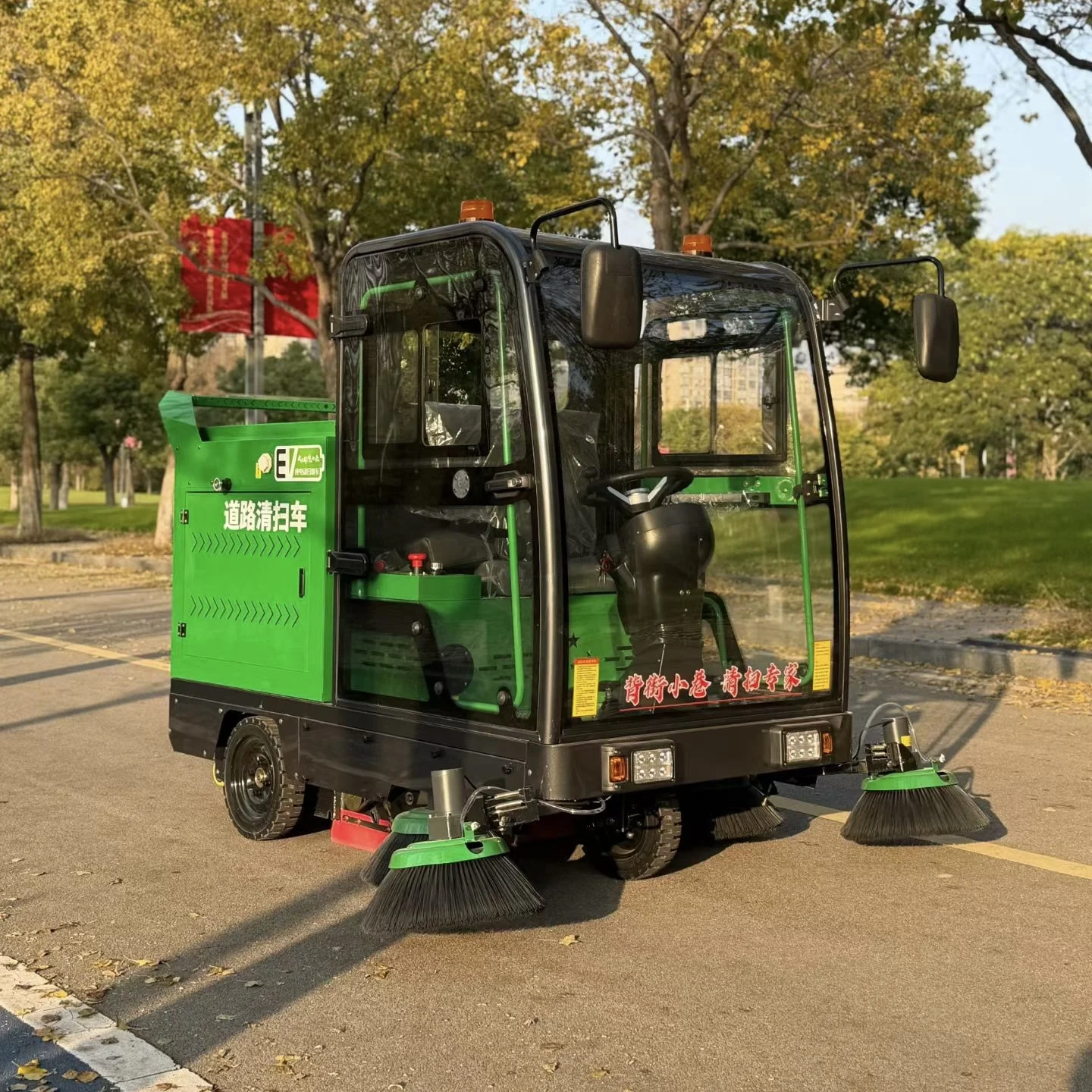 Factory Direct Sale Five Brush High Value for Money Fully Enclosed Electric Road Sweeper with 48V Battery and 260L Hopper