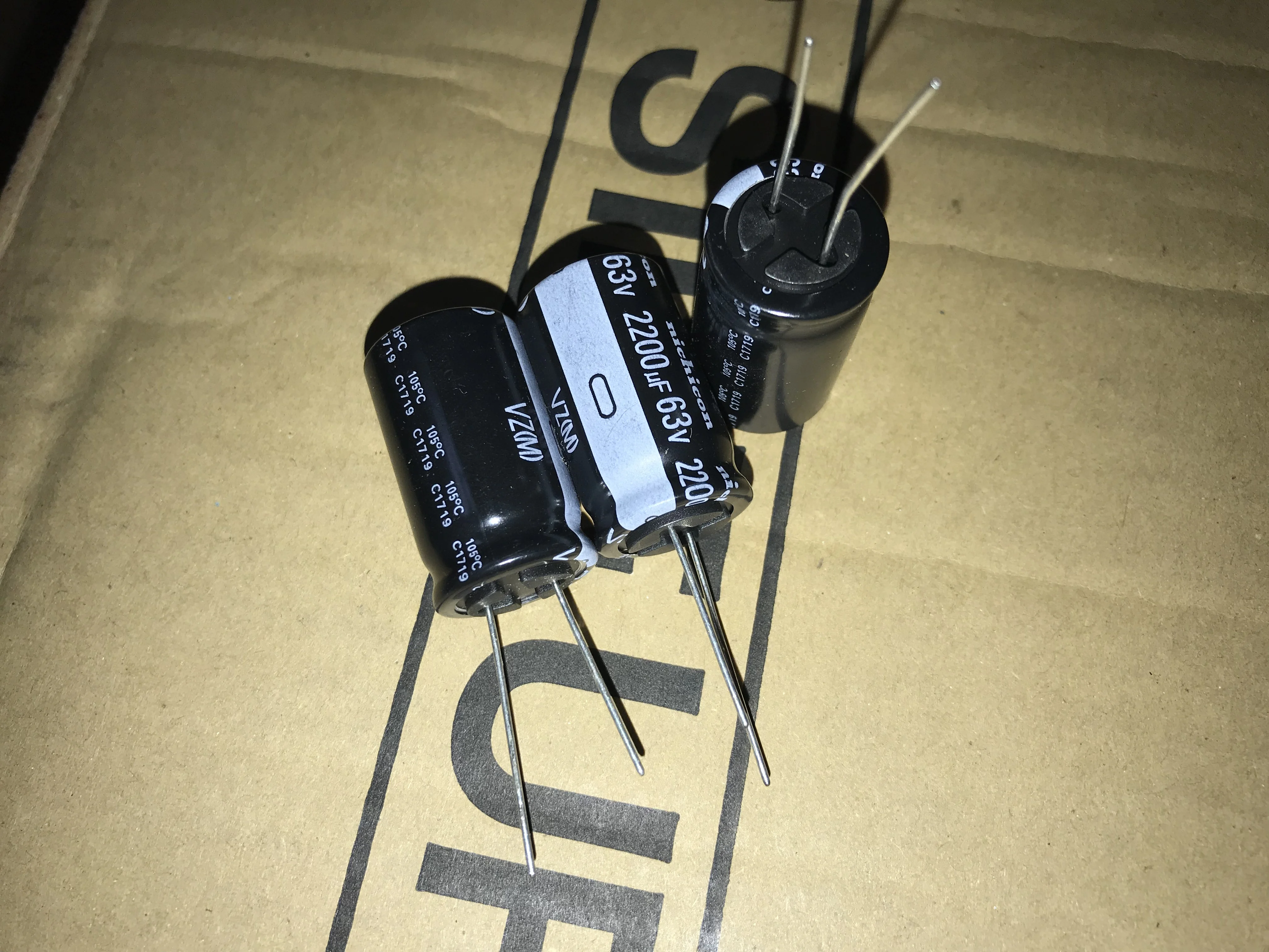 

Новинка 2024, электролитический конденсатор NICHICON VZ 63V2200UF 18X3 0 мм, 63 в 2200 мкФ, высокая частота, длительный срок службы 2200 мкФ/63 в