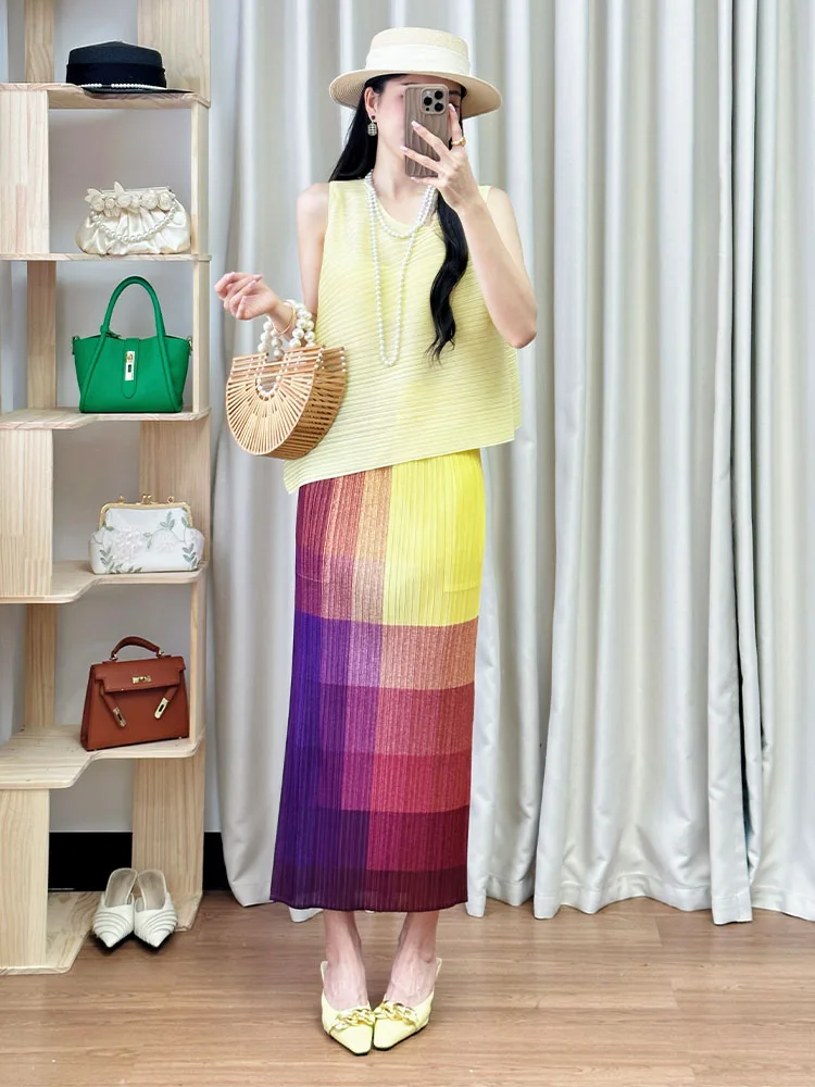 

Летний комплект для похудения: флуоресцентно-желтый топ без рукавов и плиссированная юбка-миди. Модный женский ансамбль из дышащего полиэстера.