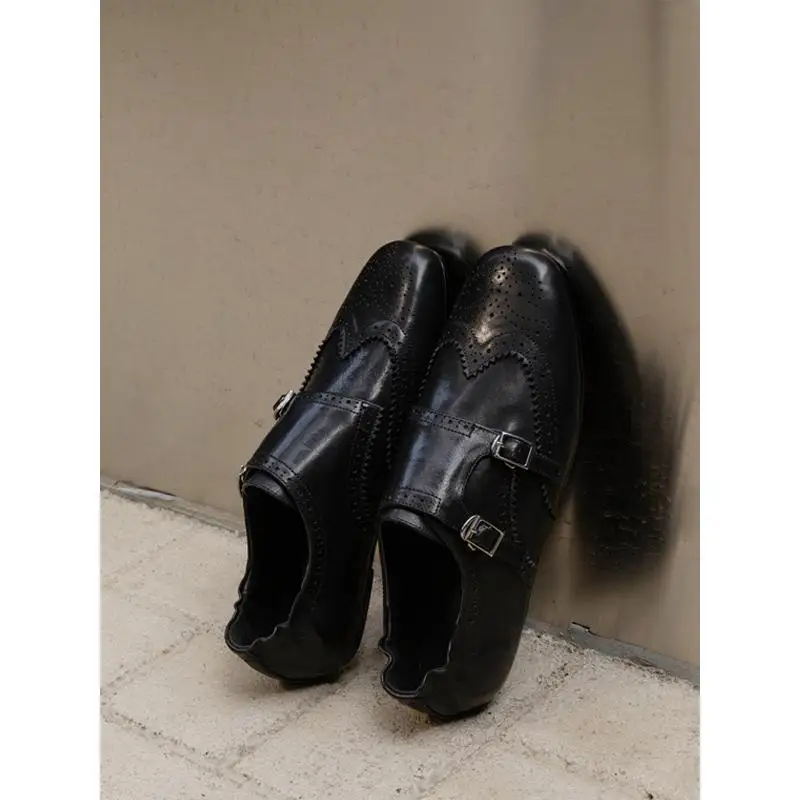 

Trendy Slip-On Shoes Unisex Business Formal Loafers Commuter Floral Leather Shoes Fashionable Three-Buckle Closure