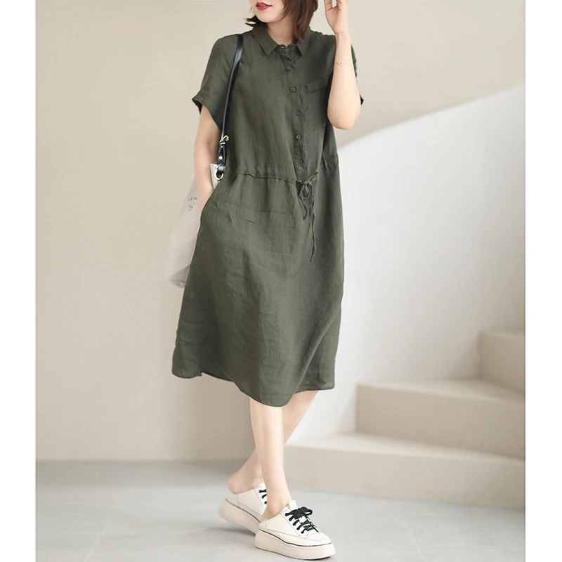 Artystyczna, swobodna, wyszczuplająca lniana spódnica damska o średniej długości, w kształcie litery A, zapinana na jeden guzik, z kołnierzykiem.