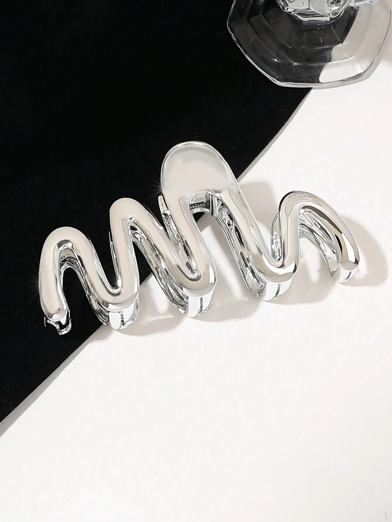 1Pcs Stylish Large Silver Hair Claw Clips,Grip Hair Clamps Non-Slip Hair Clips for Women Girls Thin Thick Hair