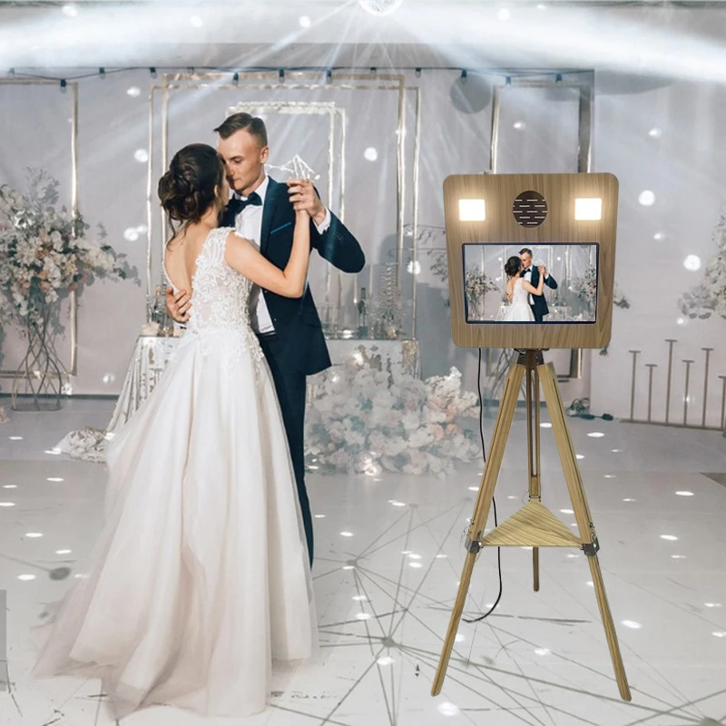 Neueste 15,6-Zoll-Bildschirm-Fotobox, tragbare Fotobox-Maschine mit Holzstativ und Flightcase für Hochzeiten, Partys und Events