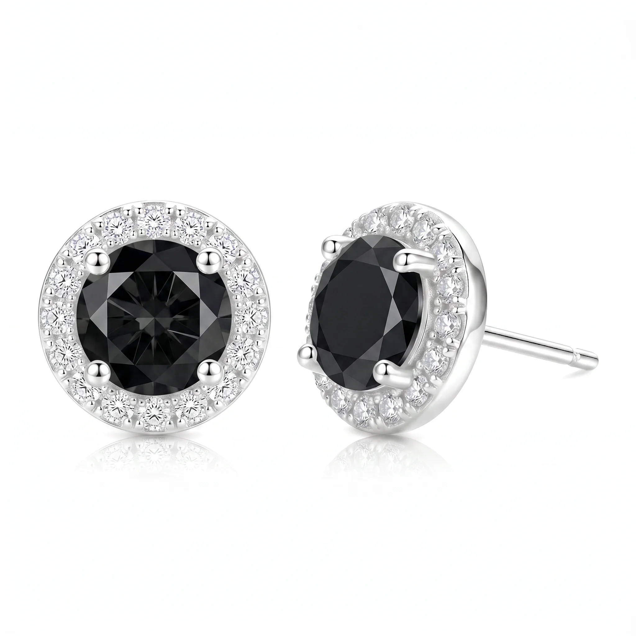 Un par de pendientes de plata de ley 925 con circonitas brillantes para hombres y mujeres, adecuados para accesorios para las orejas de moda.