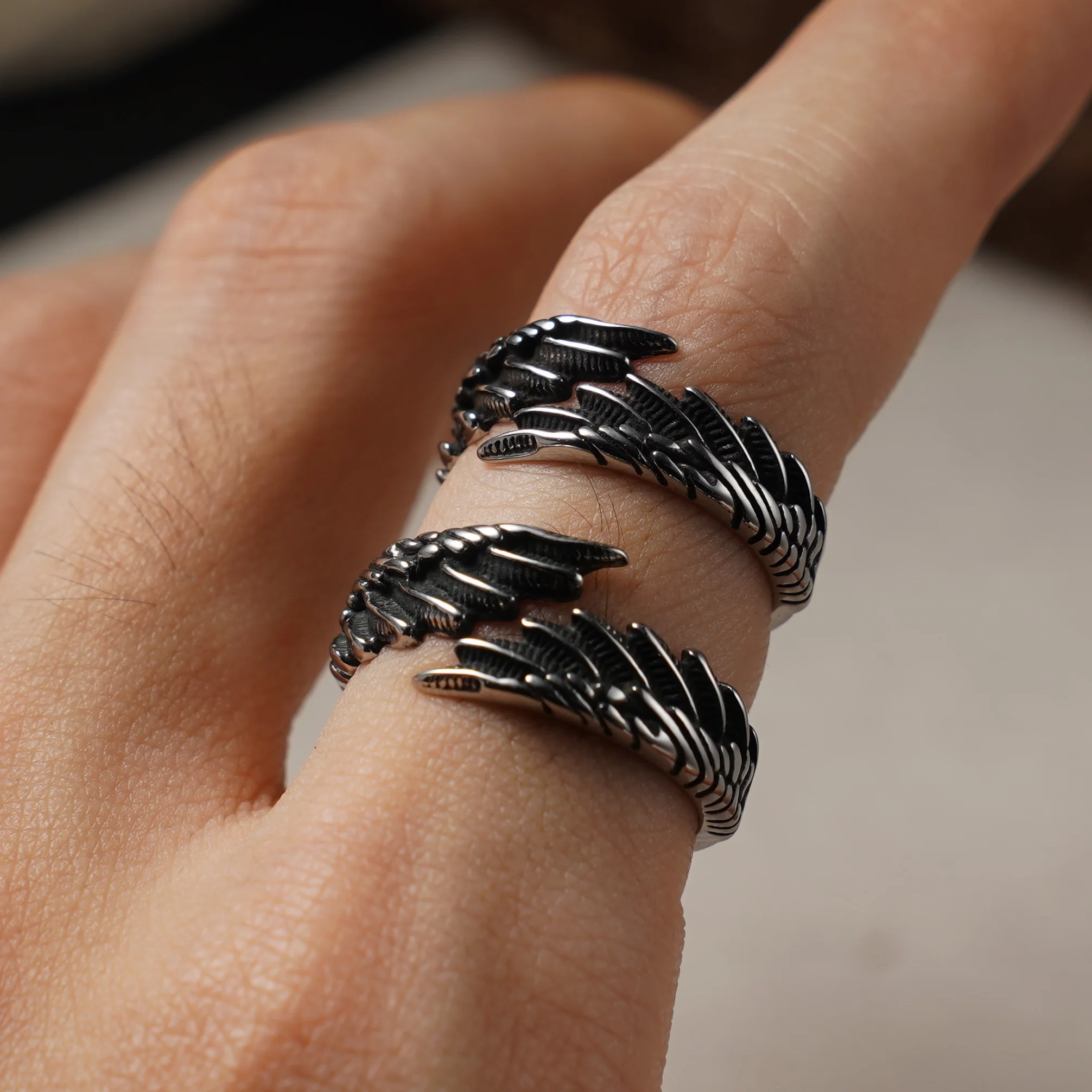 Vintage Herrenring mit gealterten Engelsflügeln, offener Feder-Ring aus 316L Edelstahl, perfekt für den täglichen Gebrauch, Partys und als Geschenk. – Detail 5