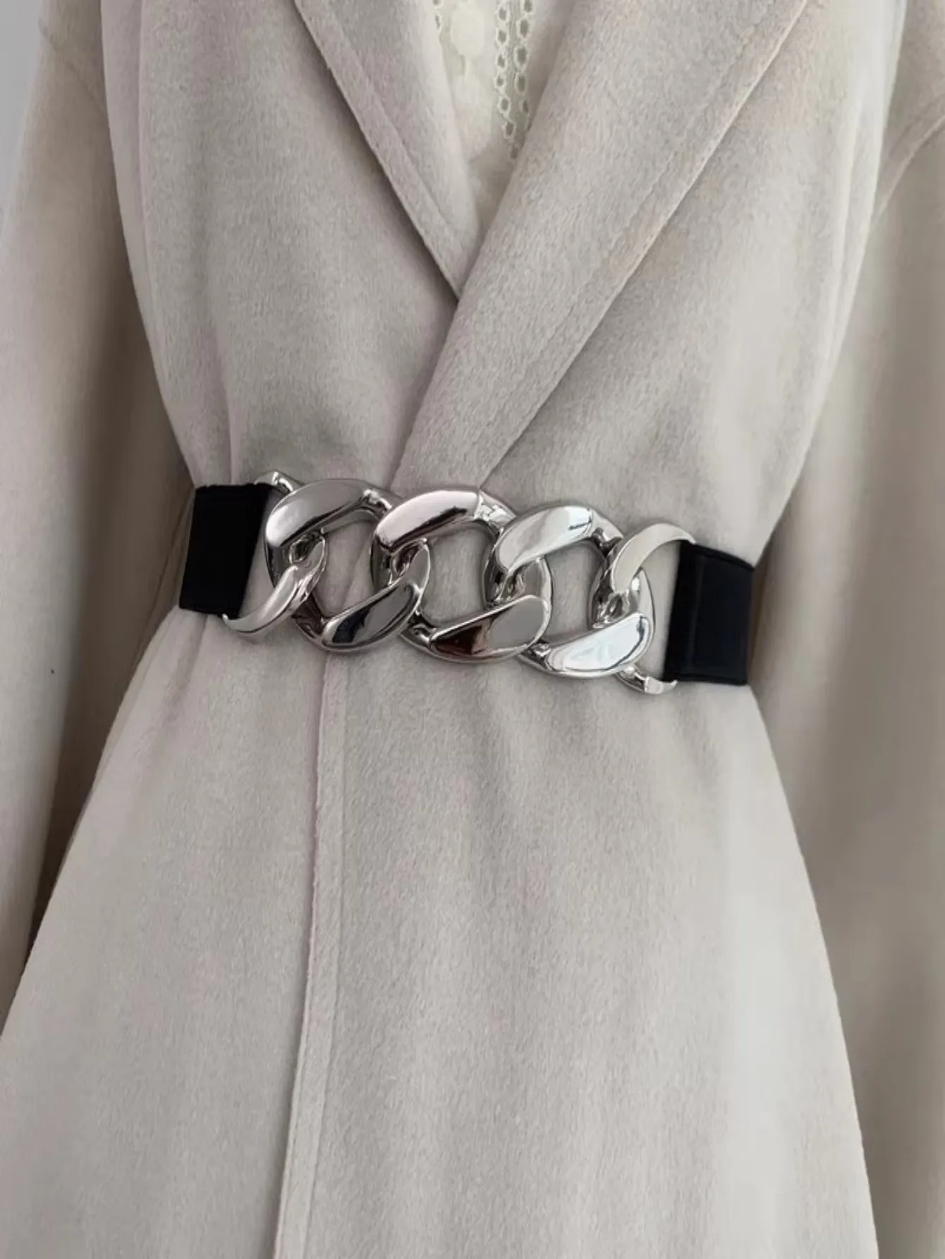 The Black Stretchy Elastic Chain Belt Is Slimming and Versatile. It Cinches the Waist and Is Suitable for Pairing with Sweaters,