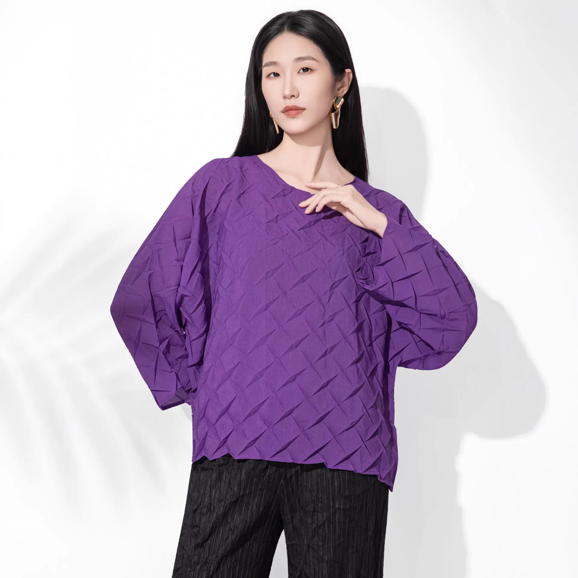

Miyake Solid Color Geometric Textured Women's Tops Round Neck Batwing Sleeve Black Loose Fit Casual T-shirt 2026 Spring New