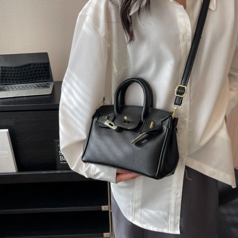 กระเป๋าใต้วงแขนที่มีเอกลักษณ์เฉพาะตัว สะพายไหล่ข้างเดียว ดีไซน์วินเทจ ทันสมัย หรูหรา อเนกประสงค์ ใช้ได้ทุกวัน ใช้งานได้จริง มีสไตล์ ไม่ตกยุค