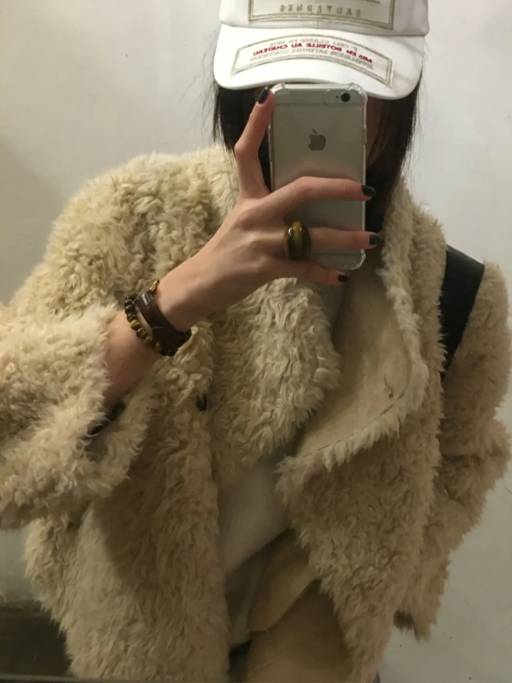 เสื้อโค้ทหนังผู้หญิงแบบติดกระดุมด้านข้าง ผลิตจากขนแกะหรือขนสัตว์เทียม เป็นมิตรกับสิ่งแวดล้อม อุ่นสบาย เหมาะสำหรับฤดูใบไม้ผลิ ฤดูใบไม้ร่วง และฤดูหนาว