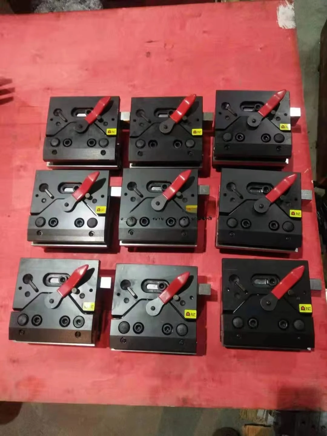 

Magnetic square arm alignment tool for bending deformation of press brakes