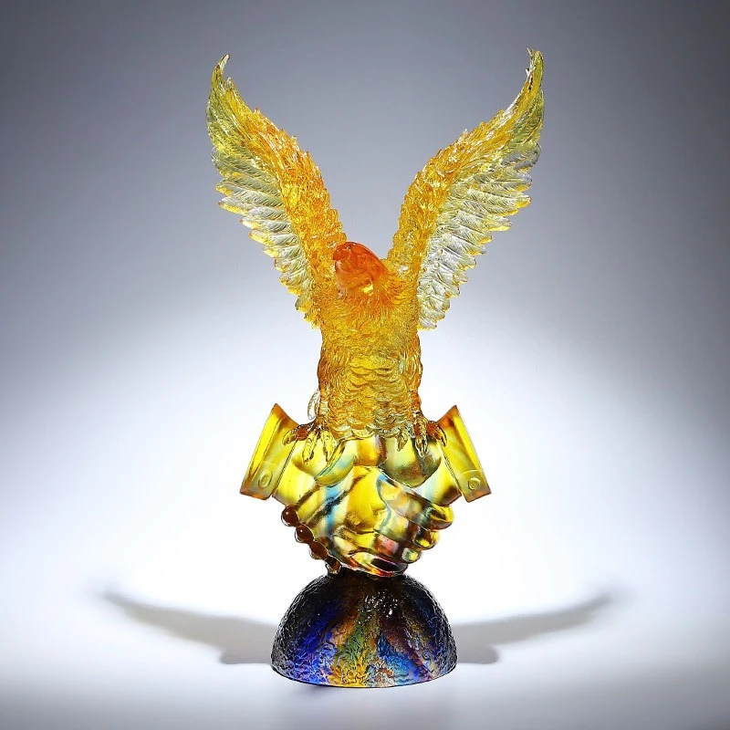 Dapeng spreads its wings, the ancient glazed eagle ornament has a grand plan, and the new Chinese living room