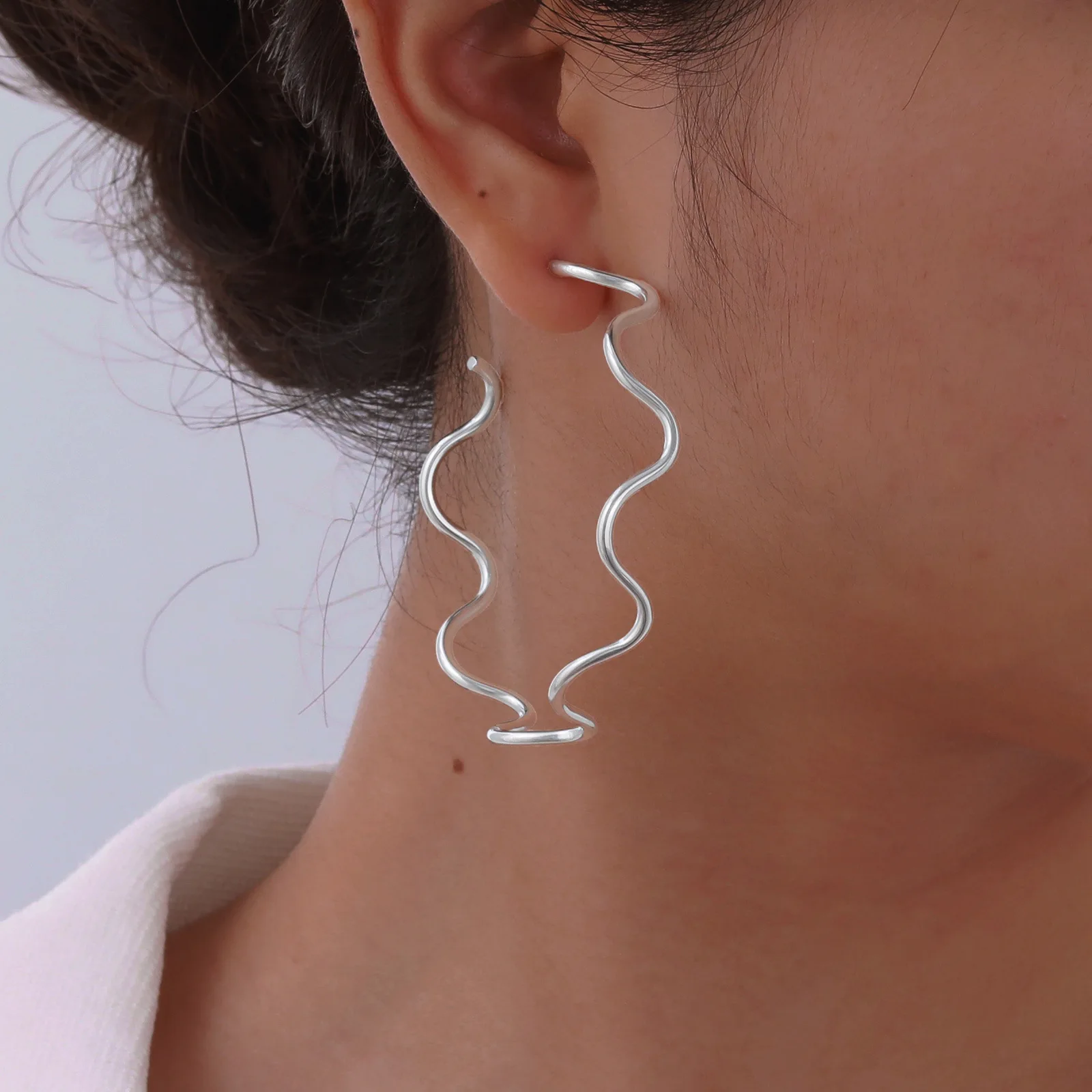 أقراط دائرية مموجة للغاية للنساء أقراط دائرية كبيرة الحجم بسيطة ومجوهرات من الفولاذ المقاوم للصدأ مقاومة للماء #3