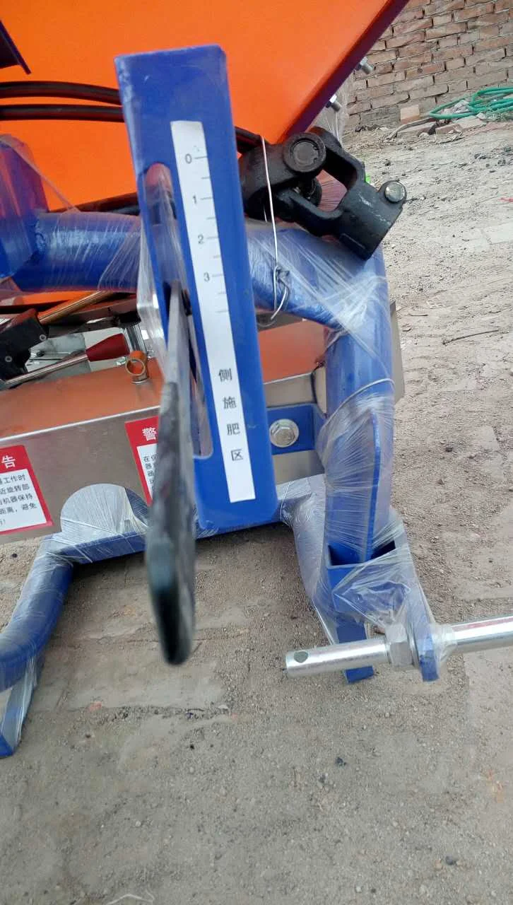 2025 Fornitore cinese Trattore su larga scala Spalmatore di fertilizzanti montato posteriore Lanciatore di fertilizzanti con secchio in plastica di grande capacità