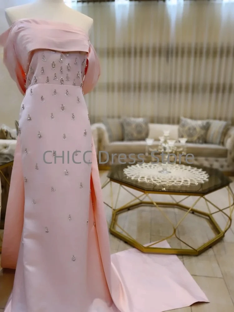 Vestidos de Noche rosas con hombros descubiertos, sin mangas, con capa, plisado con cuentas, vestido de fiesta de satén, batas de fiesta personalizadas