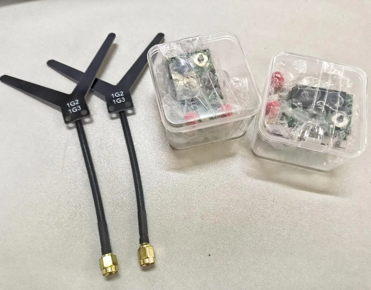 

FPV 1.2/1.3GHz VRX 9CH FPV Wireless Video Analog Receiver (1080MHz-1360MHz)compatible with Fatshark/SKYZONE/DJI V1V2 Goggles