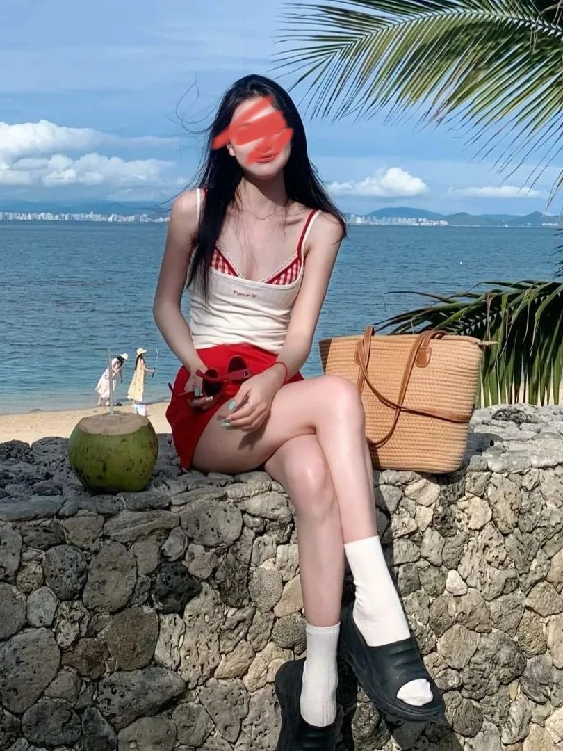 

Conservative Women's One-Piece Bikini Swimsuit Ele Aosphere Sensation Pure Desire Separate Design 2024 Trendy Sle