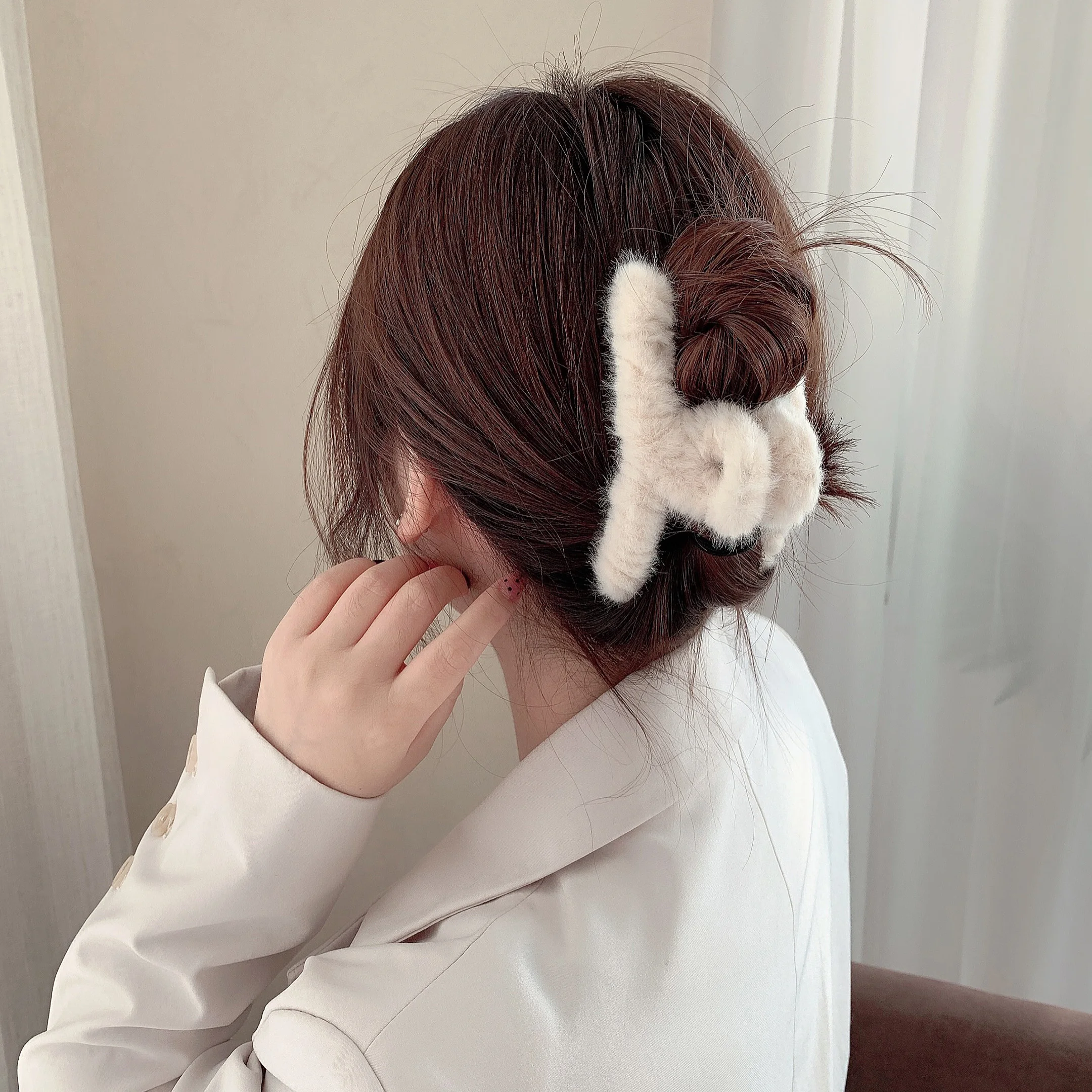 Spring Winter Faux Fur Hair Claw Elegant Acrylic Hairpins Plush Hair Clip Barrette Crab Headwear for Women Girl Hair Accessories