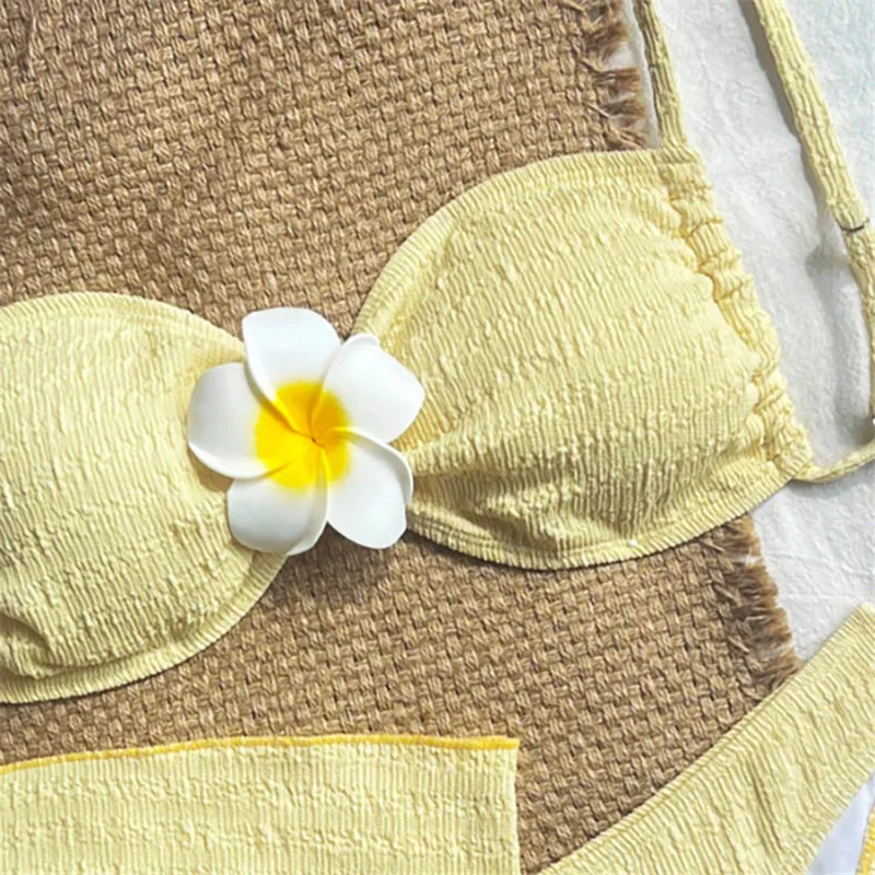 ชุดบิกินี่แบบ 3 ชิ้น ลายดอกไม้ 3 มิติ สีเหลืองล้วน พร้อมผ้าคลุม ชุดว่ายน้ำเซ็กซี่สำหรับผู้หญิง ปี 2026 ชุดชายหาดสำหรับวันหยุดพักผ่อน