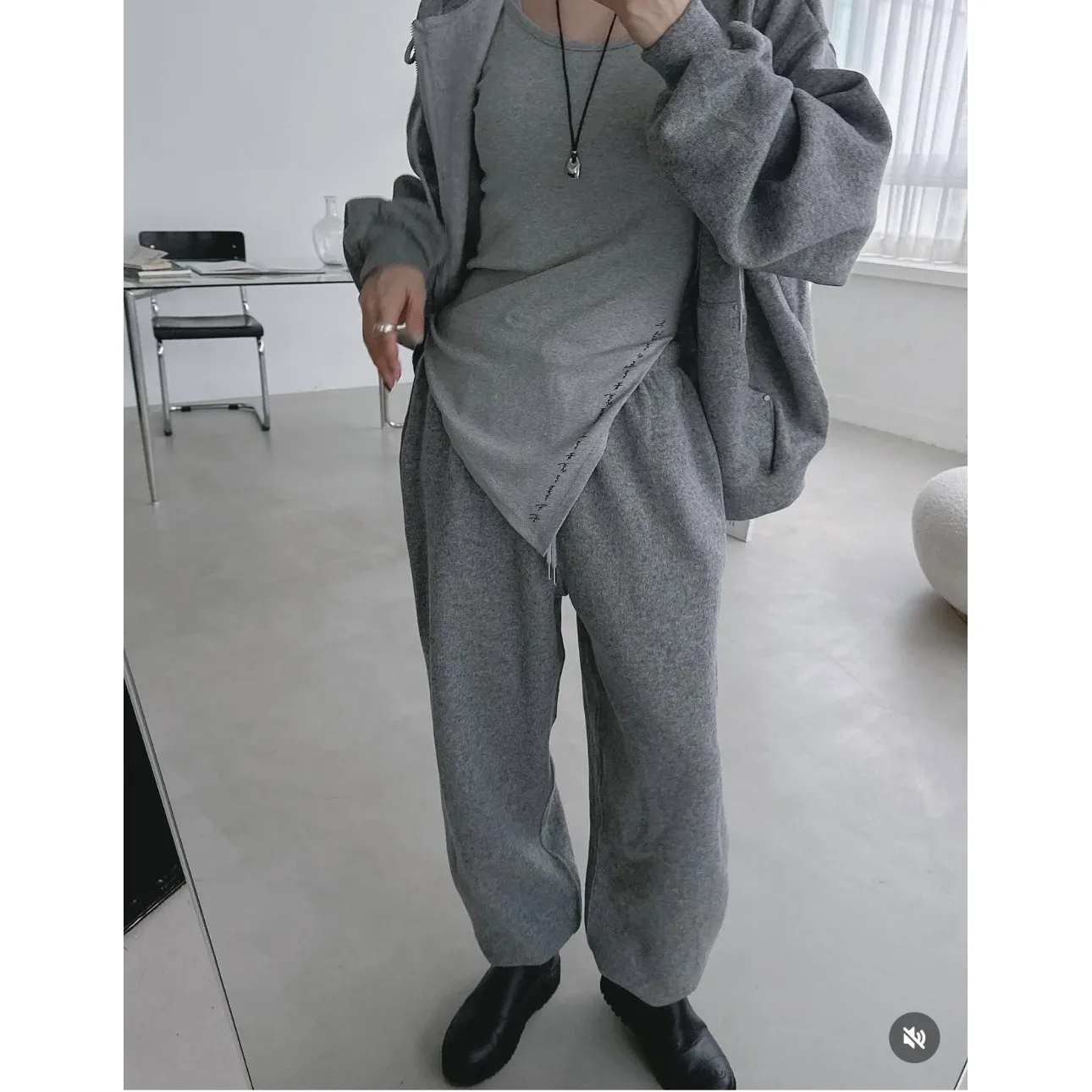 韓国風シックなフード付きジッパー付きスウェットトップス、伸縮性ウエストのカジュアルなスウェットパンツ、ツーピースセット、女性用冬ファッション