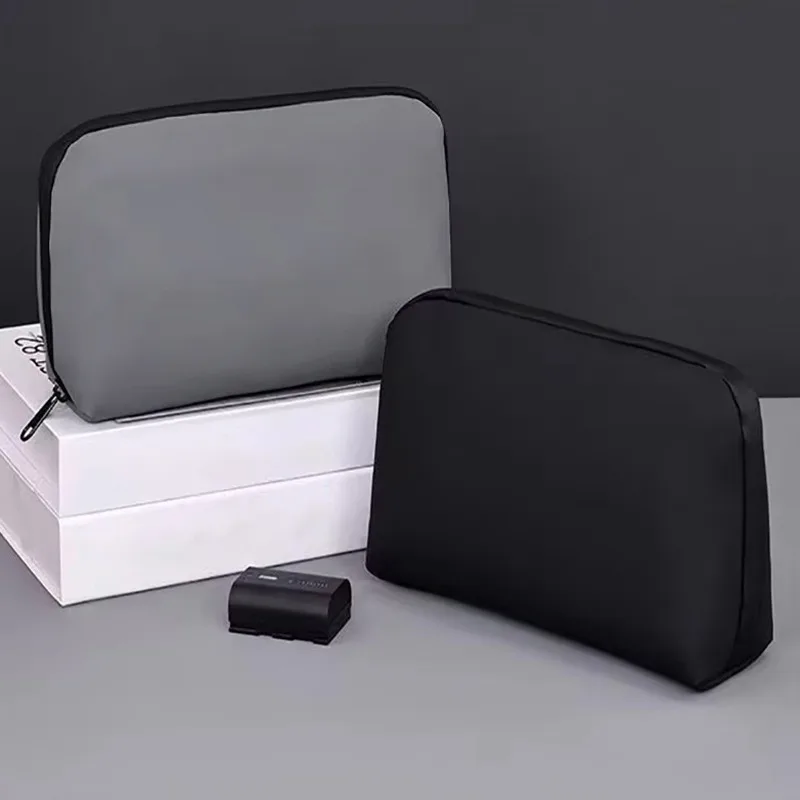 One new model of popular large-capacity portable charger, headphones, data cable storage bag, travel wash bag