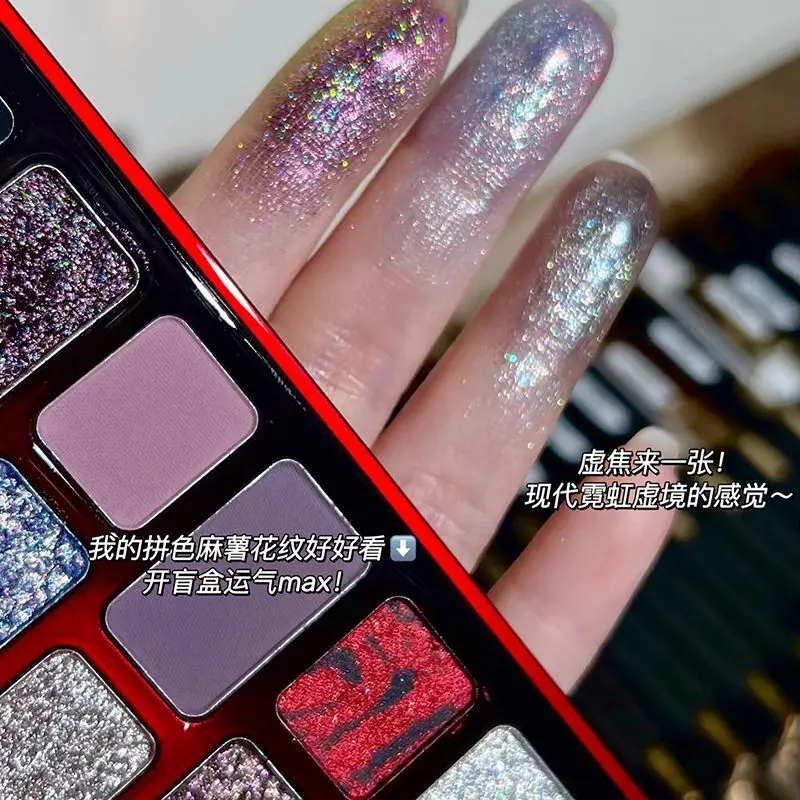 Eine gotische kleine rauchige rote und schwarze Lidschattenpalette, eine dunkle, nische, super coole und stilvolle Eyeliner