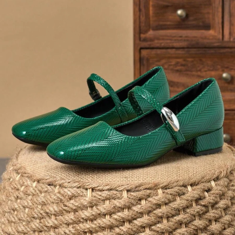 3cmヒール、グリーンの質感のあるメリージェーンシューズ、ローブロックヒール、ラウンドトゥ、バックルストラップ、オフィスやパーティーに最適なレディースパンプス
